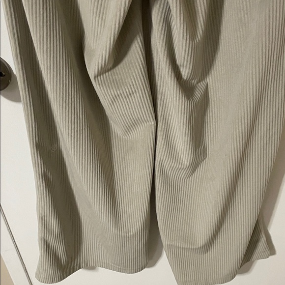Lululemon Wide Leg Velvet Cord Asia Fit Pants in Riverstone Size Large - Picture 10 of 11
